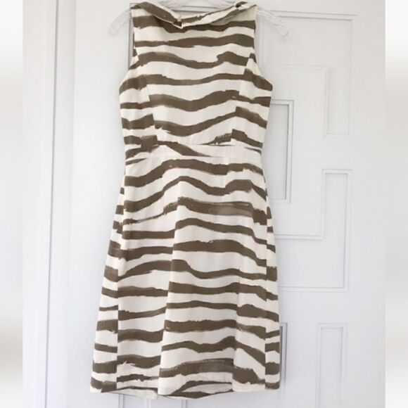 Banana Republic Zebra Print Cotton Dress with Ruffled V Neck NWT - Picture 6 of 11